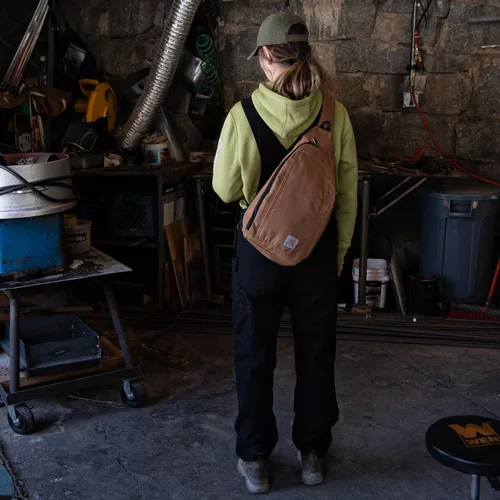 Vista 7 de Carhartt Bolso bandolera duradero, mochila cruzada con hebilla de liberación lateral, funda para tableta y correa ajustable, Greenstone