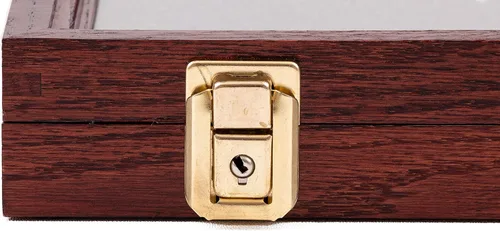 Vista 3 de Two Timbers - Vitrina pequeña con acabado de cerezo, caja de madera hecha a mano con parte superior de vidrio, puntas de flecha, cuchillos, rocas