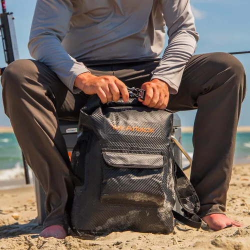 Vista 9 de YakAttack Mochila impermeable Dry Bag de 20L - Negro Mochila impermeable enrollable para hombres y mujeres Bolsa seca para kayak, senderismo