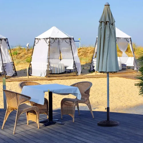 Vista 3 de Giantex Base de sombrilla para patio de 30 libras, soporte resistente al aire libre, soporte de paraguas de hierro fundido para jardín y playa