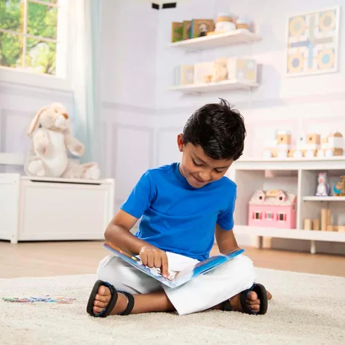 Vista 2 de Juego de calcomanías Melissa & Doug con temática de océano, juguete de viaje con fondo de doble cara, 40 calcomanías infladas reutilizables