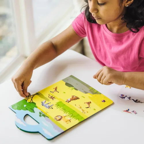 Vista 7 de Juego de calcomanías Melissa & Doug con temática de safari, 42 calcomanías infladas reutilizables