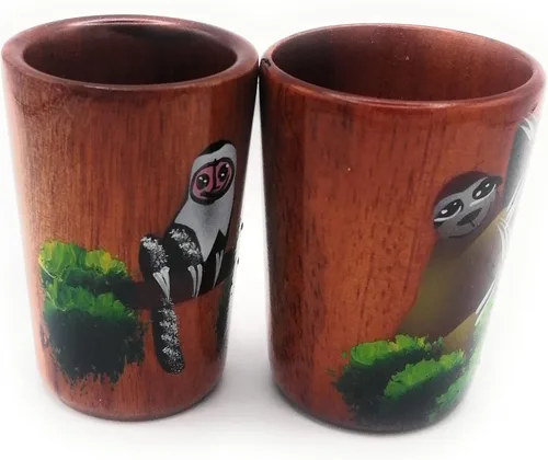 Vista 3 de Juego de 2 vasos de chupito de tequila de madera - Pintados a mano con diseños de mono y perezoso de la selva tropical costarricense - 1.5 fl oz