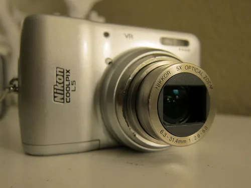 Vista 2 de Nikon Coolpix L5 7.2MP Digital Camera with 5x Optical Vibration Reduction Zoom
