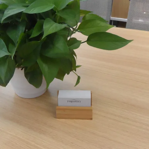 Vista 7 de enyuwlcm Paquete de 1 soporte de madera de bambú para tarjetas de visita de escritorio para escritorio, soporte de exhibición de tarjetas de visita