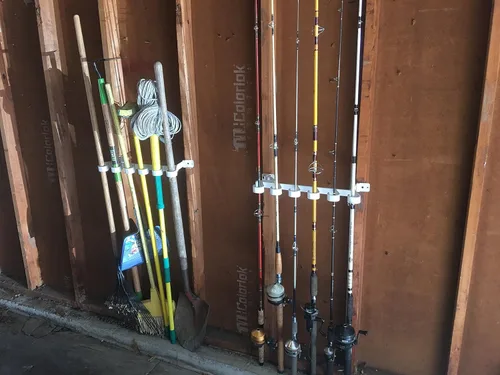 Vista 5 de Estante de almacenamiento para puertas de garaje con ganchos para cañas de pescar, paletas de kayak y más