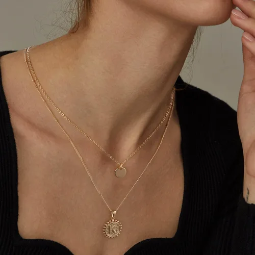 Vista 4 de Collares con inicial en capas de oro para mujer, chapado en oro de 14 quilates, gargantilla de disco de capas delicadas, collar hecho a mano
