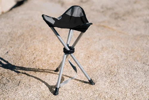Vista 3 de Travel Chair Slacker Silla trípode para campamento, silla ligera, correa de transporte ajustable para un fácil transporte, patas de pato de gran