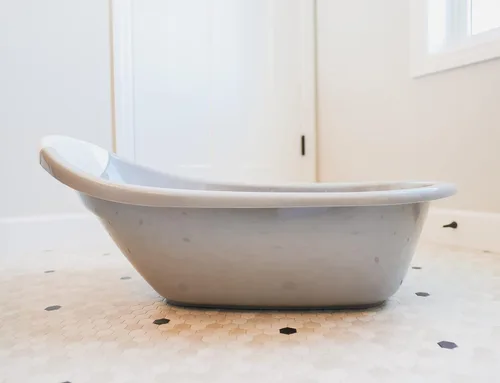 Vista 5 de Regalo Baby Basics - Bañera para bebé, incluye correa de malla de aire, ajustable a medida que tu bebé crece, gancho de secado para una fácil