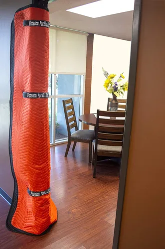 Vista 5 de Forearm Forklift FFDJSSWW - Protector de jamba de puerta, clip de resorte de acero, sostiene manta móvil o cartón al marco de la puerta para evitar