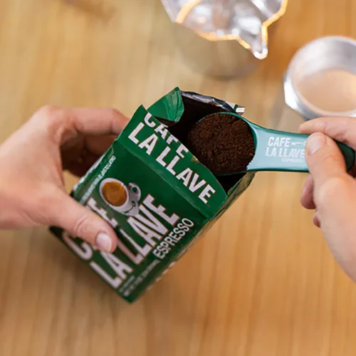 Vista 7 de Café La Llave Espresso Descafeinado; 100% café puro, molido, tueste oscuro (12 paquetes de 8.8 oz)