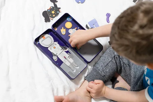 Vista 5 de mierEdu Juego de muñecas magnéticas de vestir, juego de simulación de viaje, juguetes de actividad magnética para niños y niñas de 3, 4, 5, 6 años