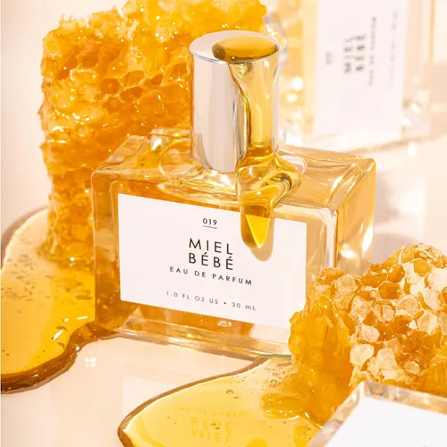 Vista 144 de Le Monde Gourmand Fraise Fouettée Eau de Parfum - 1 fl oz (1.0 fl oz) - Notas de perfume de vainilla, fresa, azúcar