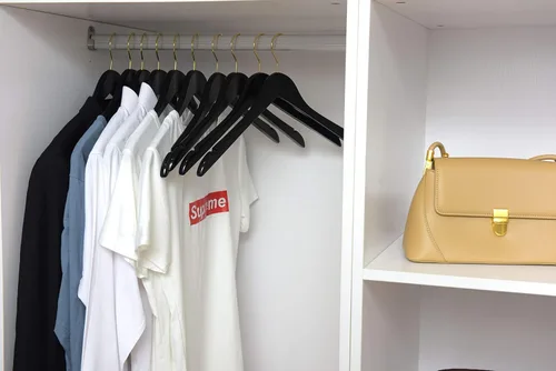 Vista 3 de Perchas de madera semicurvada negra de calidad, paquete de 10 perchas de madera maciza con acabado liso con gancho giratorio, chaqueta, pantalón