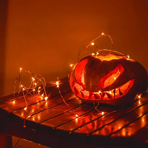 Vista 2 de Twinkle Star - Tira de luces de 33 pies con 100 LED y con cable plateado, funciona con pilas, decoración para las fiestas, Navidad, Halloween, bodas