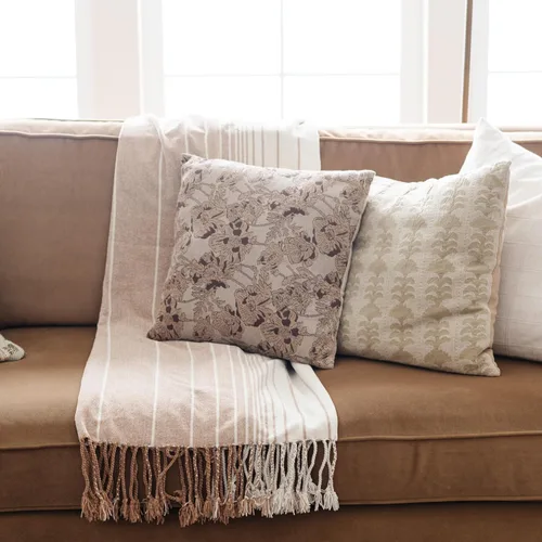 GRACED SOFT LUXURIES Manta de felpilla con flecos, suave, esponjosa, acogedora manta decorativa a rayas, color camel, 50 x 60 pulgadas