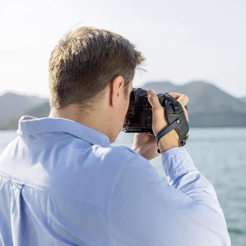 Vista 9 de JJC Correa de Mano Deluxe de Microfibra para Cámara, Correa de Muñeca Acolchada y Segura para Cámara Canon Nikon Sony Fujifilm Olympus DSLR y Sin