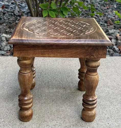 Vista 4 de DharmaObjects Mesa de meditación de altar del santuario de Puja tallada a mano de madera maciza de mango (flor de vida)