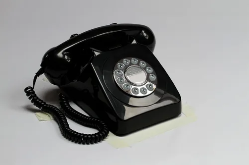 GPO 746 Pulsador estilo 1970s Retro Teléfono fijo - Anillo de campana auténtico de cordón rizado - Negro