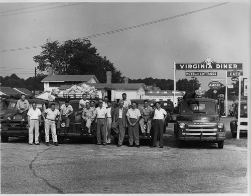 Vista 3 de Set de regalo Old Bay Duo (Maní Virginia con sabor Old Bay y Mix de aperitivos Old Bay), lata – 18 onzas en total