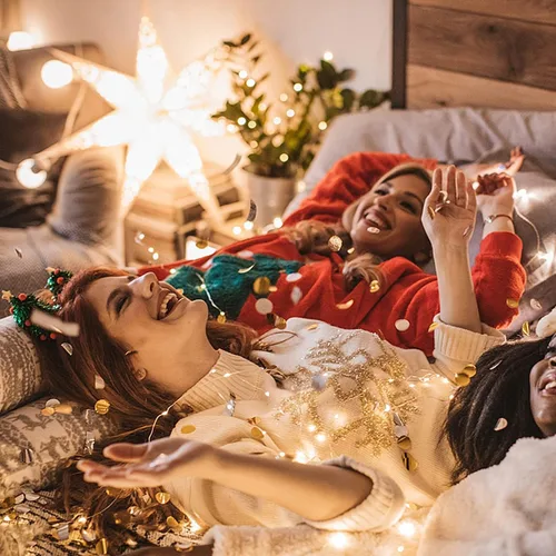 Vista 4 de Guirnalda de luces LED de 100 LED, funciona con pilas, con ajuste de temporizador, luces blancas cálidas, iluminación estrellada de alambre plateado