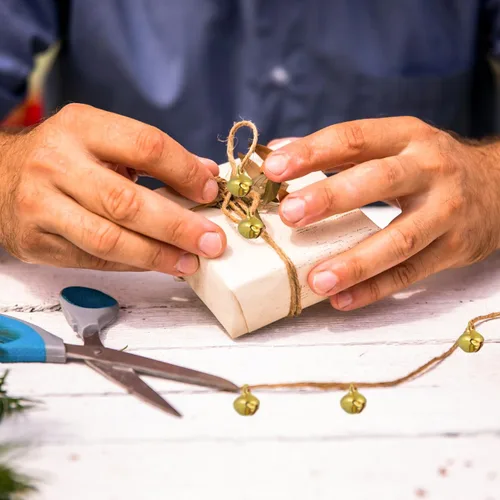 Vista 9 de Campanas doradas a granel para manualidades, cascabeles pequeños para envoltura de Navidad, coronas, fabricación de joyas y árbol de Navidad