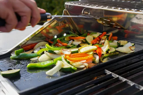 Vista 4 de Monument Grills 9.45" x 17.7" 96333 Placa de cocción reversible de hierro fundido para Monument Denali 405, Denali 425, 35633, 24633, 24367