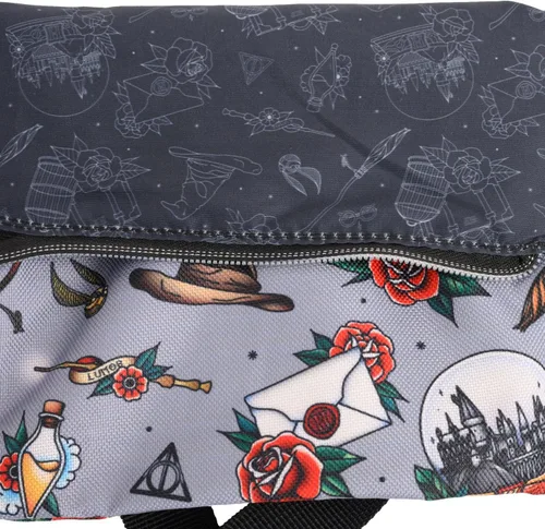 Vista 8 de Loungefly Harry Potter Passport Crossbody Bolsa de viaje AOP Reliquias Tatuaje Print, Multicolor