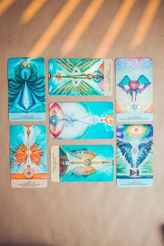 Vista 4 de Consejos de los arcángeles Oráculo de 57 cartas con libro guía. Por Andrea Roa