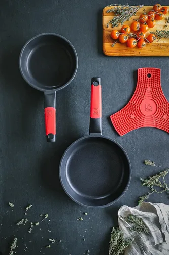 Vista 7 de BRA Juego de sartenes antiadherentes de aluminio fundido de 7.9-9.4 in rojo [Exclusivo de Yaxa]