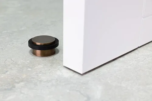 Vista 7 de EVI Tope de puerta adhesivo 1.37 x 0.8 pulgadas Base roscada Caucho negro Latón Acabado de cuero envejecido Incluye tornillo + anclaje