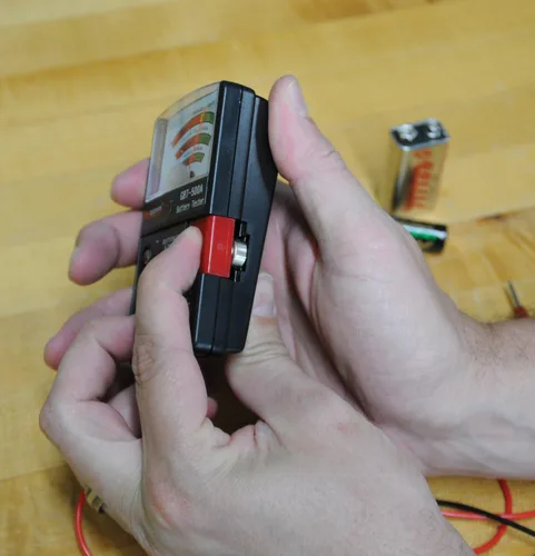 Vista 5 de Gardner Bender GBT-500A Probador de Baterías Analógico 1.5 V Celda de Botón/22.5 Foto/AA/AAA/12 V/9 V/Celdas de Linterna y Más, con Cables, Rango