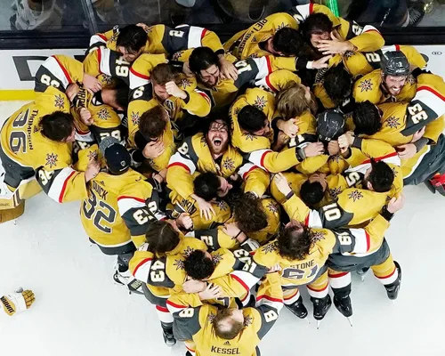 SPORTSPHOTOSUSA Foto del equipo de campeones de la Copa Stanley 2022-2023 de los Caballeros Dorados de Las Vegas 2023 desde arriba