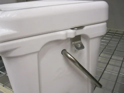 Vista 4 de Cooler Lock compatible con 20 cofres de hielo duros RTIC Soporte de bloqueo seguro resistente para la máxima protección del refrigerador, soporte