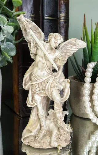 Vista 9 de Ebros - Figura coleccionable de San Miguel con acabado marfil con estatua de Lucifer encadenada de 5 pulgadas de alto, el guerrero protector general