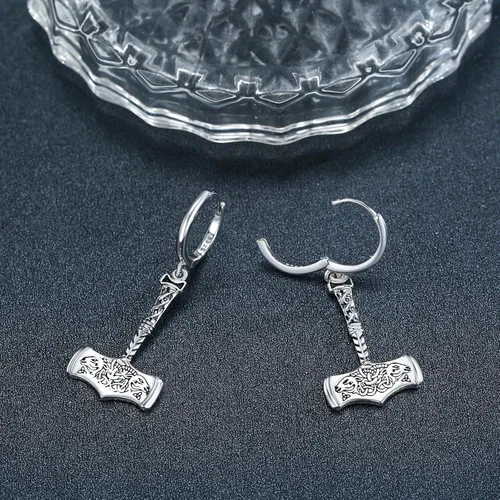 Vista 2 de KATHLU Aretes de aro con diseño de runas vikingas, espada de calavera, huesos de cruz de cráneo, punta de flecha, lanza valknutnudo de brujamartillo