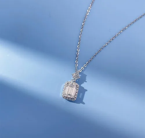 Vista 4 de Collar de oro de 14 quilates con diamante de talla esmeralda de 1 quilate - Un diseño clásico para la mujer refinada