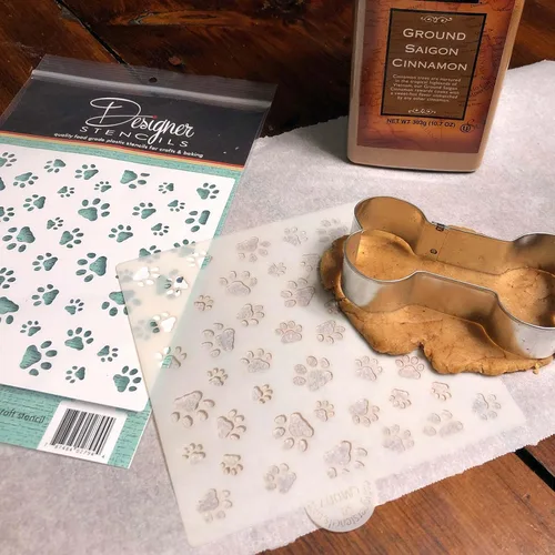 Vista 6 de Plantillas de galletas y manualidades para perros Mini Paws Allover de Designer Stencils