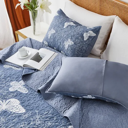 Vista 3 de Yogeneg Juego de edredón de tamaño matrimonial, juego de ropa de cama de 3 piezas con patrón botánico de mariposa blanca y gris rubor, colcha