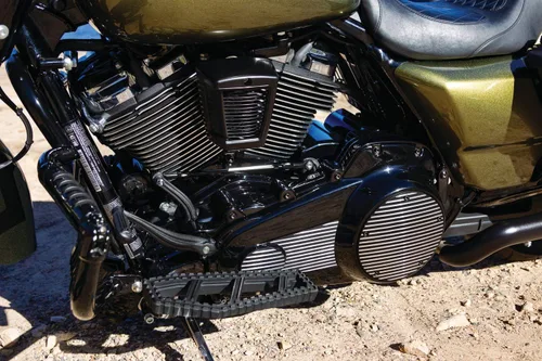 Vista 3 de Kuryakyn Accesorio de acento de motocicleta 7491: cubierta de bocina Hypercharger ES para motocicletas Harley-Davidson Softail 1995-2019, negro