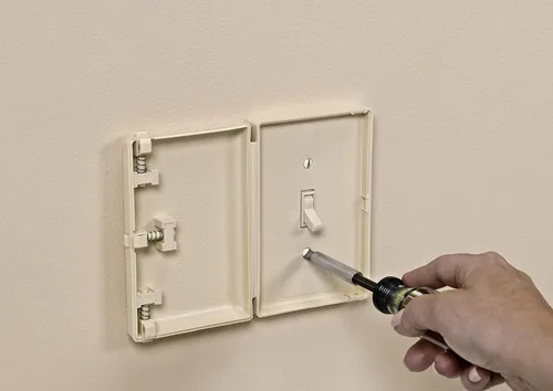 Vista 2 de Cubierta de seguridad eléctrica resistente a las mascotas para el hogar y los negocios, fabricado en Estados Unidos, interruptor de luz estándar