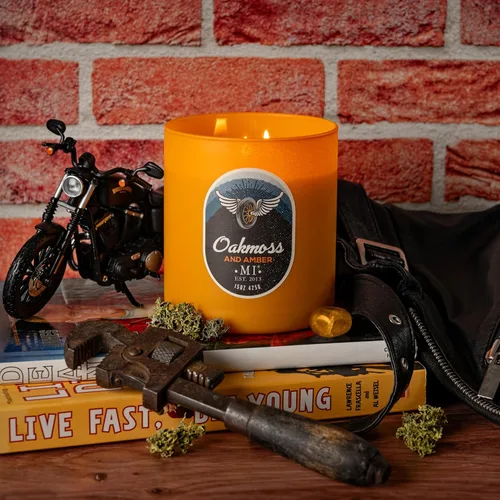 Vista 6 de Manly Indulgence Oakmoss & Amber - Velas perfumadas para hombres, 2 mechas, cera de mezcla de soja de alta calidad de 15 onzas, quema 60 horas