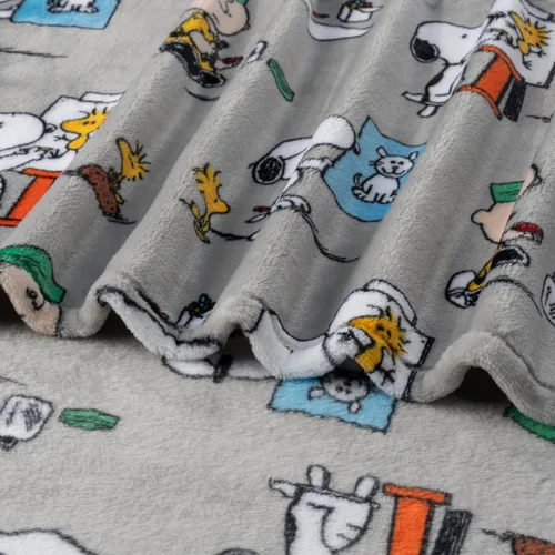 Vista 7 de Berkshire Peanuts® VelvetLoft® - Manta extragrande para niños con el adorable personaje de Snoopy de peluche, clase de arte de Snoopy de Peanuts