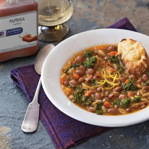 Vista 4 de McCormick Culinary Pimentón, 5.25 lb - Un contenedor de 5.25 libras de condimento de pimentón dulce, perfecto con pollo, cerdo, adobos de res