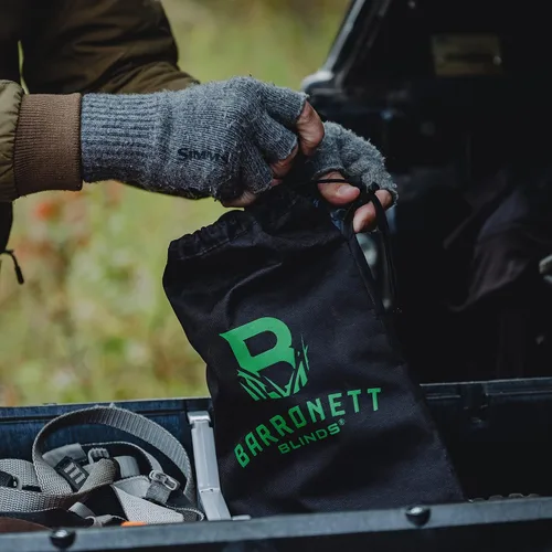 Vista 6 de Barronett Blinds® Kit de estaca todo terreno, 8 estacas de punta roscada, 4 amarres, bolsa de transporte, BA705, negro