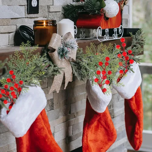 Vista 5 de 50 ramas de hojas de pino artificiales con 8 tallos artificiales de bayas rojas de Navidad, ramas de pino artificiales, plantas verdes, agujas