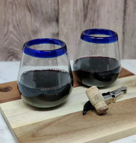 Vista 5 de Dos Sueños Copas de vino mexicanas sopladas a mano, juego de 6 vasos con bordes azul cobalto (15 onzas)