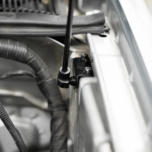 Vista 5 de Redline Tuning 21 – 27010 – 02 Toyota Tacoma capucha quicklift Plus Sistema – Postes todo negro con negro revestimiento de hardware