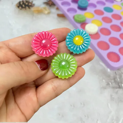 Vista 2 de Moldes de silicona para dulces de margaritas, 70 cavidades, moldes de silicona de chocolate morado, moldes de oso de goma con raspador