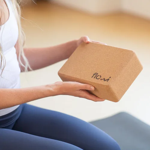 Vista 7 de Bloques de yoga de corcho natural, paquete de 2 con correa y bolas de masaje, accesorios de yoga premium para mujeres y hombres